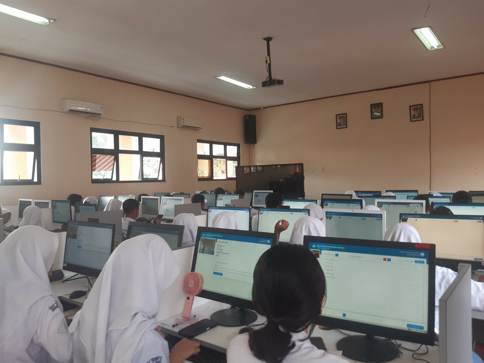 Siswa mengikuti kegiatan pembelajaran di laboratorium komputer